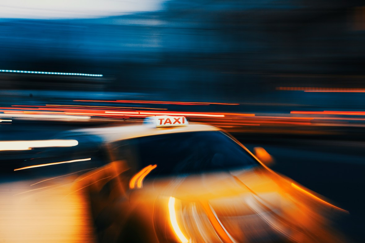 Beegone Taxi Bålsta-förare som välkomnar passagerare tryggt