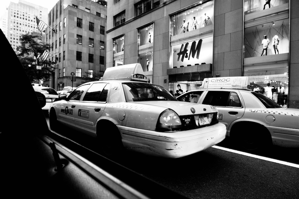 Beegone Taxi Bålsta miljövänlig bil på stadsgata