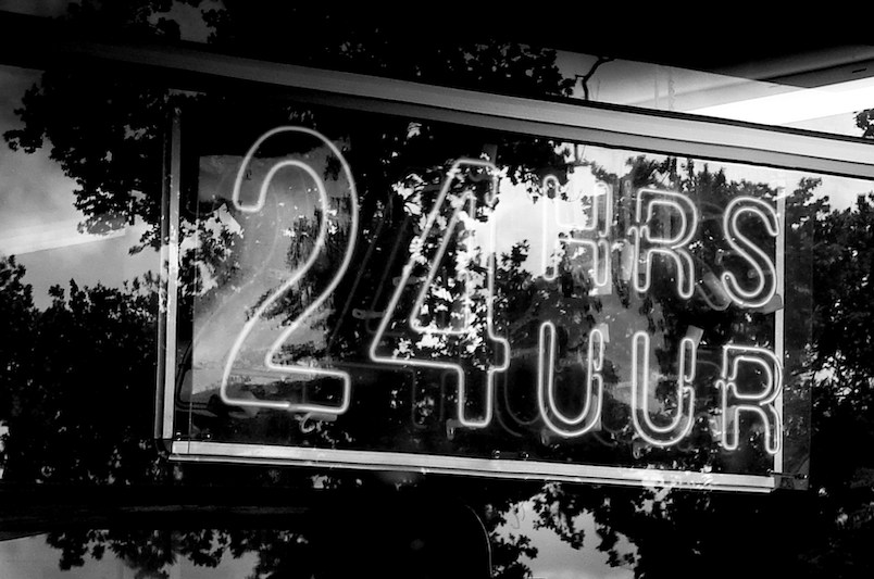 Beegone Taxi Bålsta bil kör genom Bålsta på natten