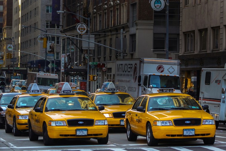 Kund bokar Beegone Taxi Bålsta via mobil med onlinebokning
