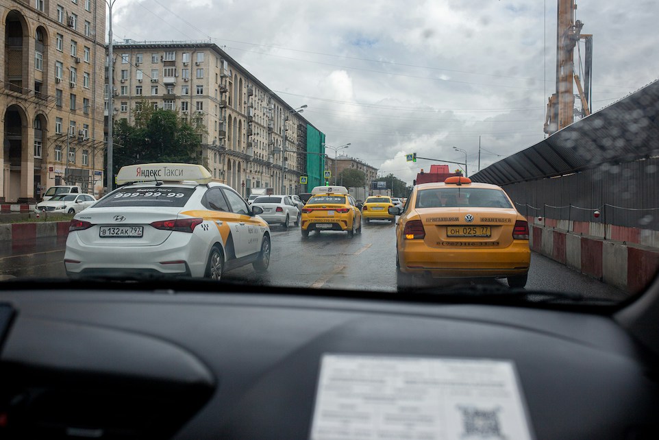 Beegone Taxi Bålsta-bil kör passagerare till Arlanda flygplats