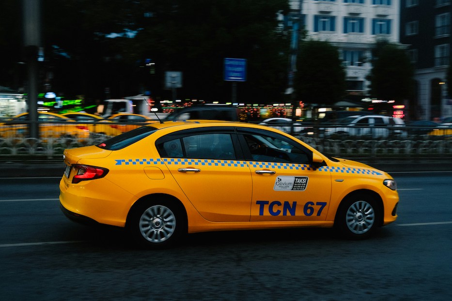 Lyxig Beegone Taxi Bålsta Mercedes som hämtar VIP-kund