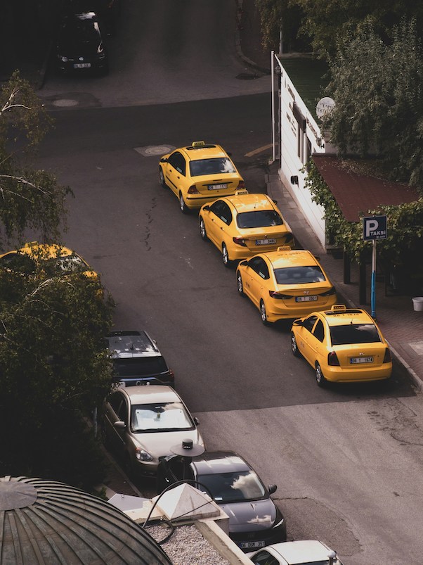 Beegone Taxi Bålsta-bil hämtar passagerare i ett bostadsområde i Bålsta