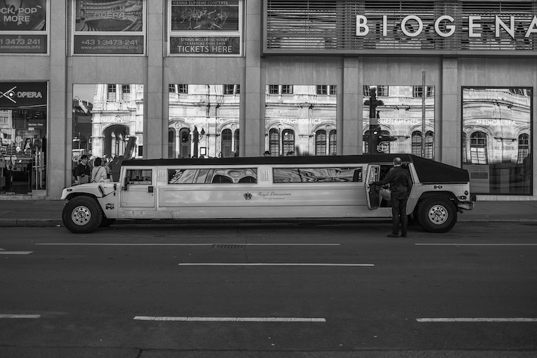 Beegone Taxi Bålsta-bil som transporterar affärsresenärer